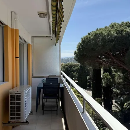 T2 Climatise Au Lavandou, Proche